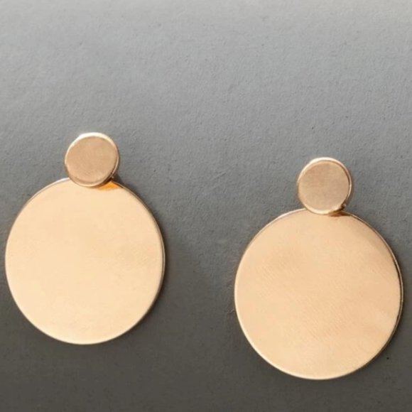 Golden modern disc earring - Picture 2 of 3